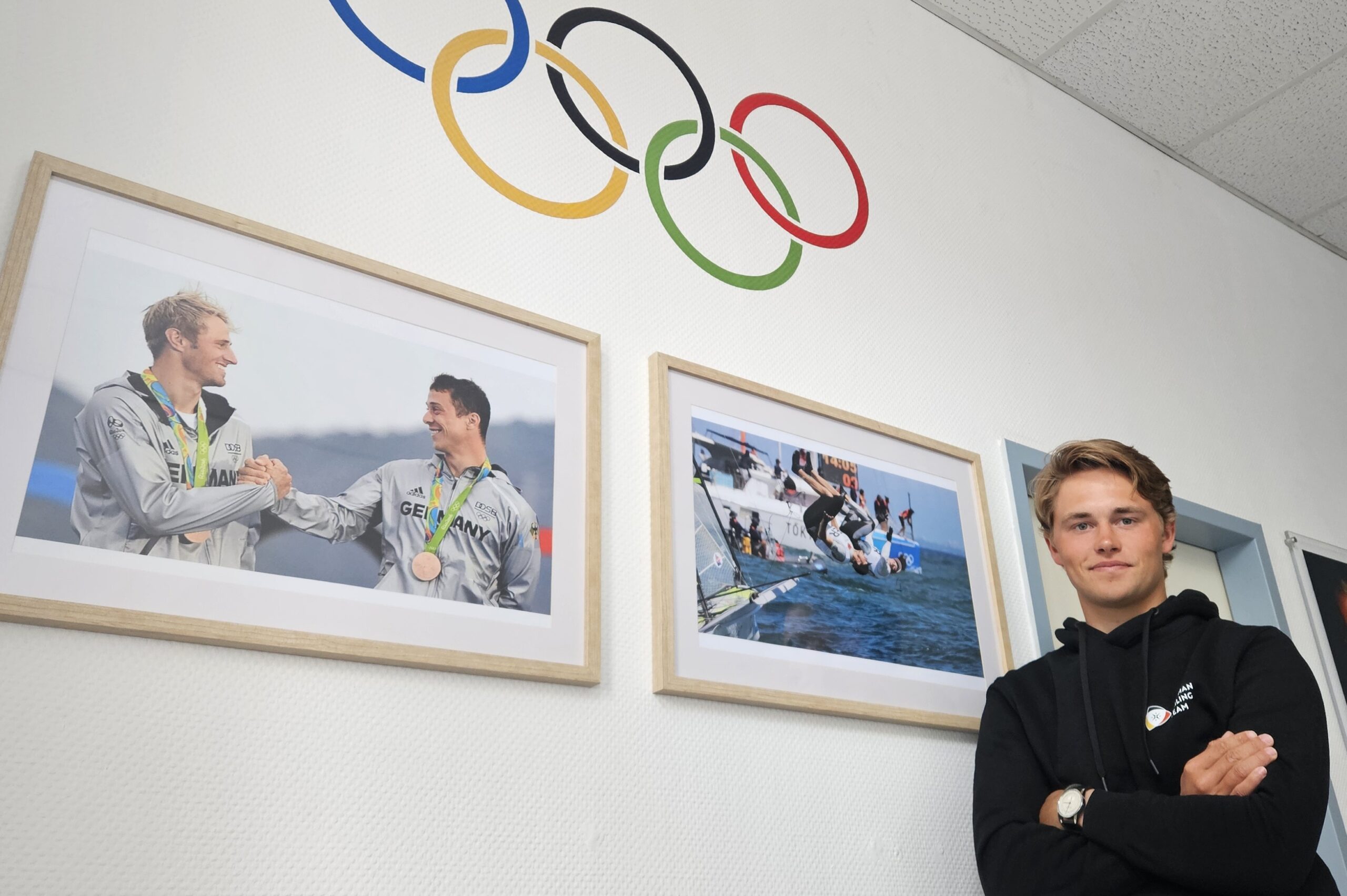 Begleitet von Idolen: Im Landesleistungszentrum Segeln in Berlin-Friedrichshagen, zugleich Bundesstützpunkt, belegt eine eindrucksvolle Fotogalerie, wofür es sich lohnt, hart zu trainieren. Zu den Besten der Besten gehören der Bronzemedaillengewinner von „Rio 2016“ Erik Heil (links) und Thomas Plößel (Foto: Sailing EnergyWorld Sailing). Foto: Anke Beißer