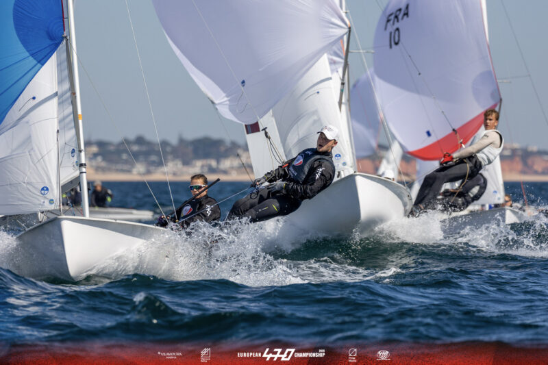 Spektakulär: Paco Melzer aus Grünheide fährt als Vorschoter mit Steuerfrau Theres Dahnke, aus Plau am See stammend und in Kiel lebend, in der 470er-Segelklasse - hier bei den Europameisterschaften Anfang März 2026 in Portugal. Das Mixed-Team wurde Anfang des Jahres in den Olympiakader berufen. Foto: International 470 Class and PROW Group