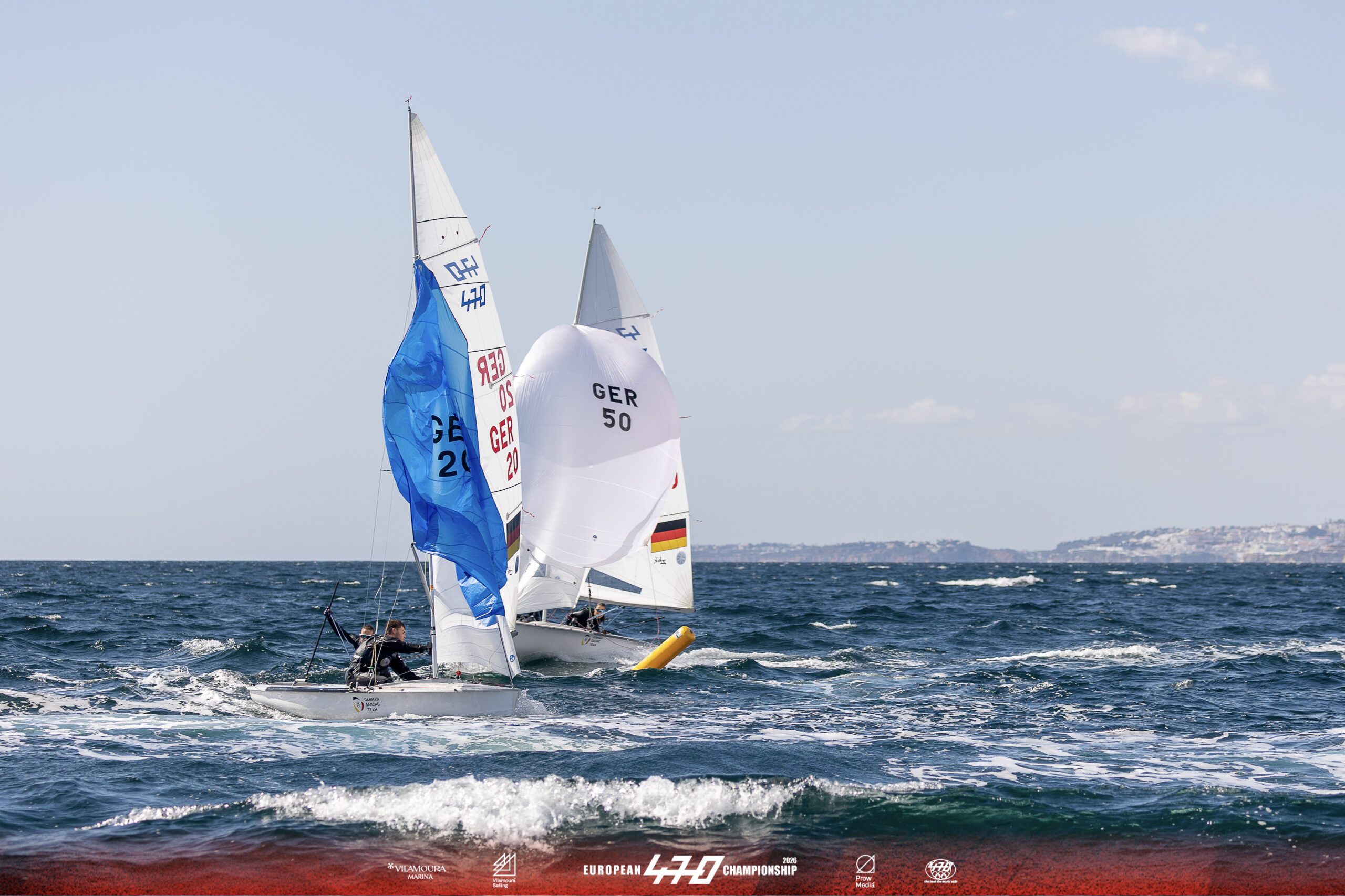 Jeder Handgriff muss sitzen: Bei den Regatten, wie hier bei den Europameisterschaften Anfang März 2026 in Portugal, gibt es Steuerfrau Theres Dahnke und Vorschoter Paco Melzer unzählige Manöver zu fahren. Foto: International 470 Class and PROW Group