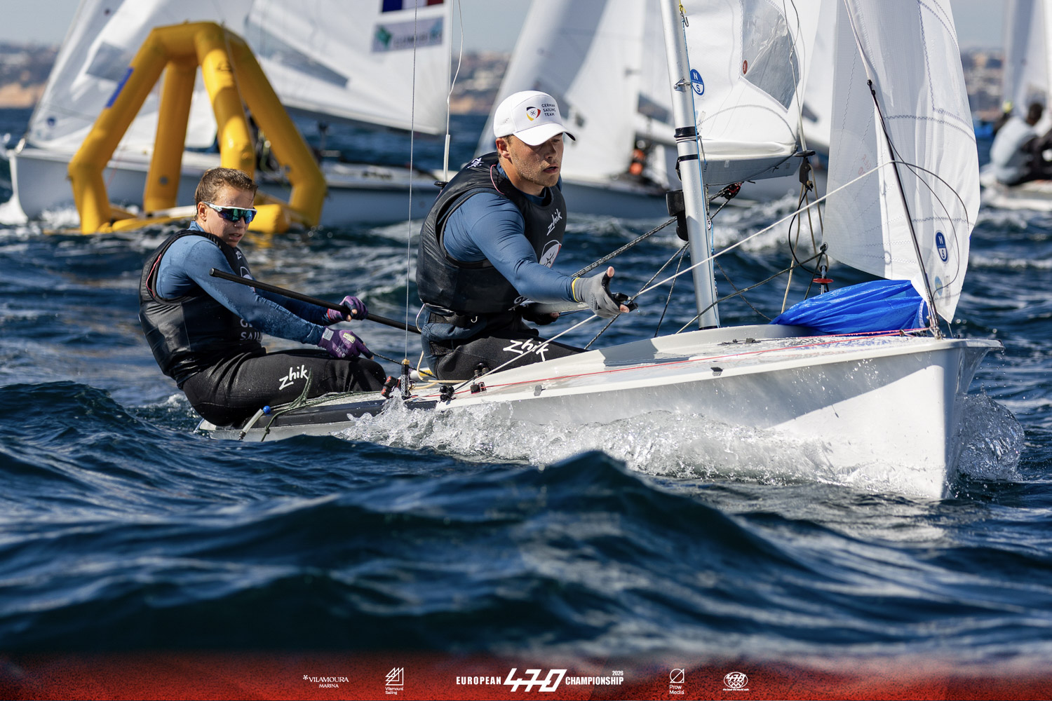 Auf neuer Position: Paco Melzer (vorn) war immer als Steuermann unterwegs. Seit seiner Rückkehr in den Wettkampfbetrieb 2025 ist er Vorschoter und bildet mit seiner Steuerfrau Theres Dahnke ein eingespieltes Team. Foto: International 470 Class and PROW Group