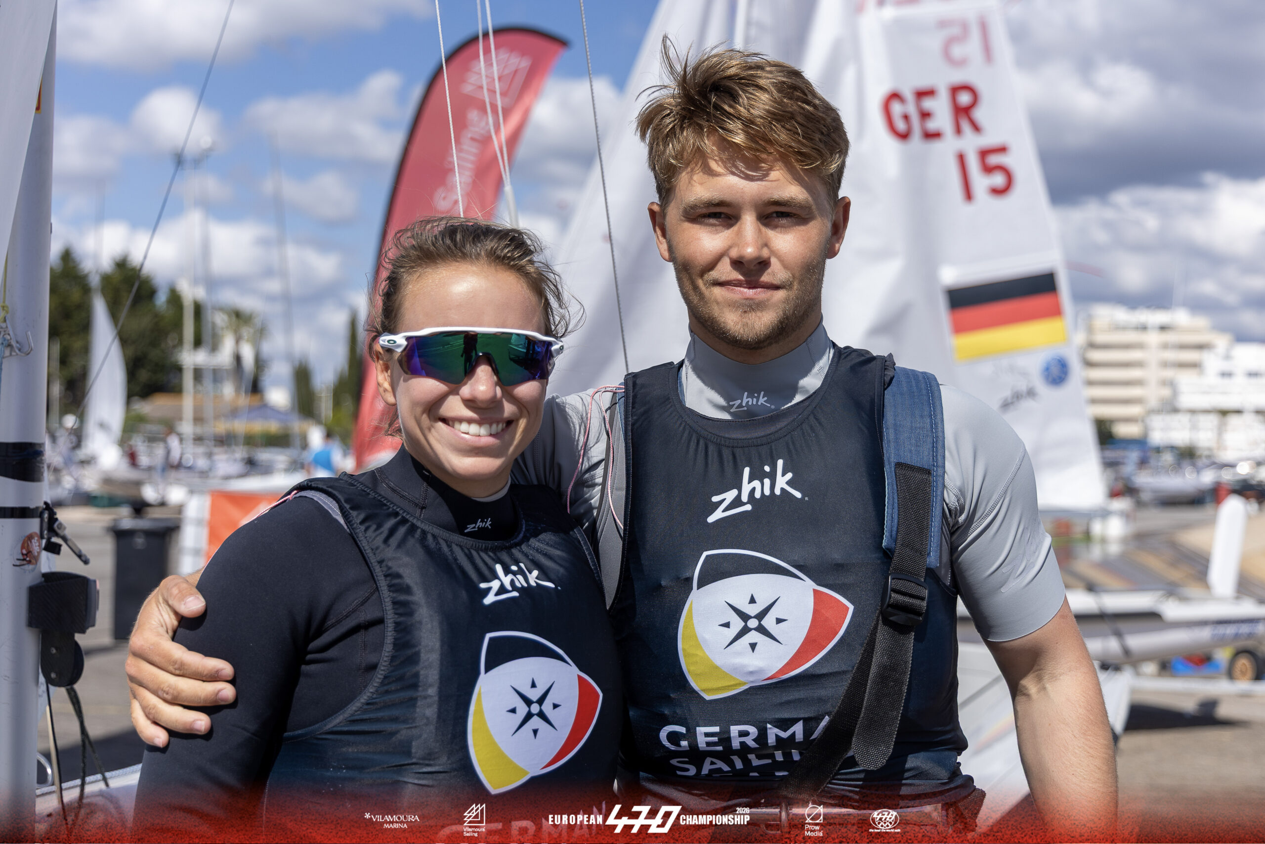 Seit 2025 ein Team auf dem Weg zu Olympia: Steuerfrau Theres Dahnke aus Plau am See stammend und in Kiel lebend mit ihrem Vorschoter Paco Melzer aus Grünheide sind bei den Europameisterschaften der 470er-Klasse Anfang März in Portugal in die Wettkampfsaison 2026 gestartet. Foto International 470 Class and PROW Group
