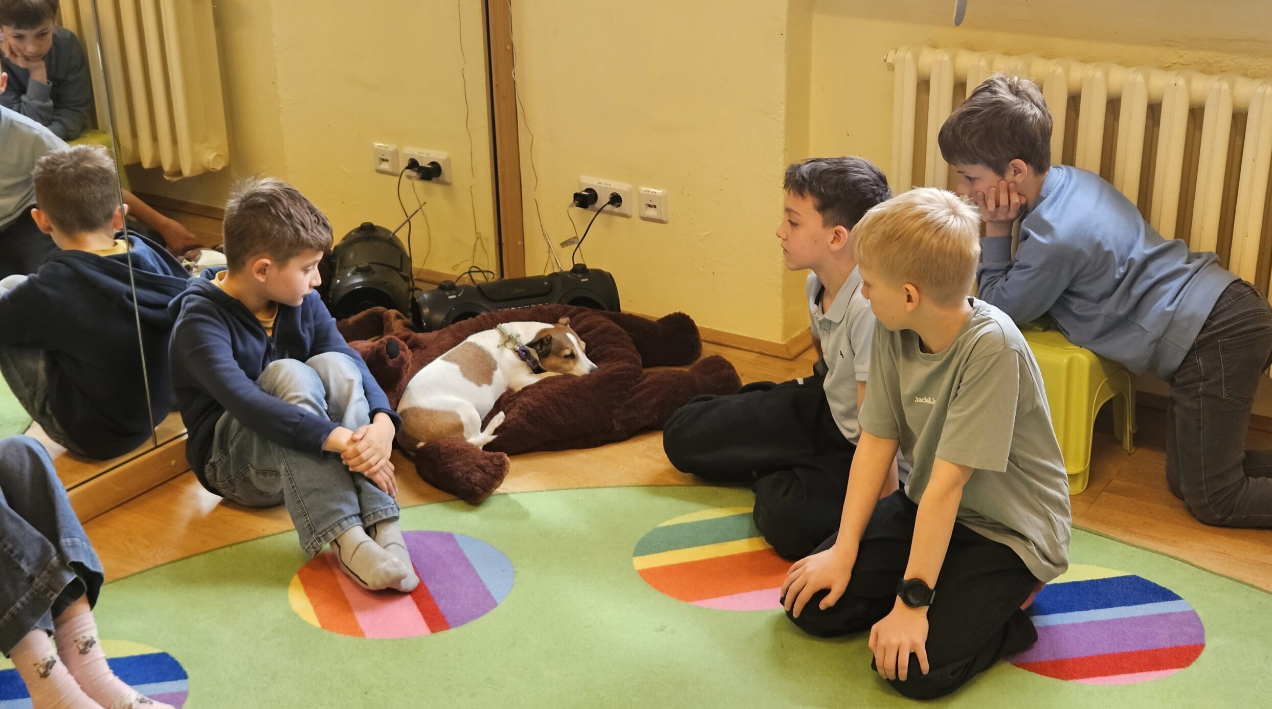 Liebe auf den ersten Blick: Lewin, Myron, Edvin und Lorenz (von links) haben die kleine Jack Russell-Dame Wilma sofort in ihr Herz geschlossen. Foto: Anke Beißer