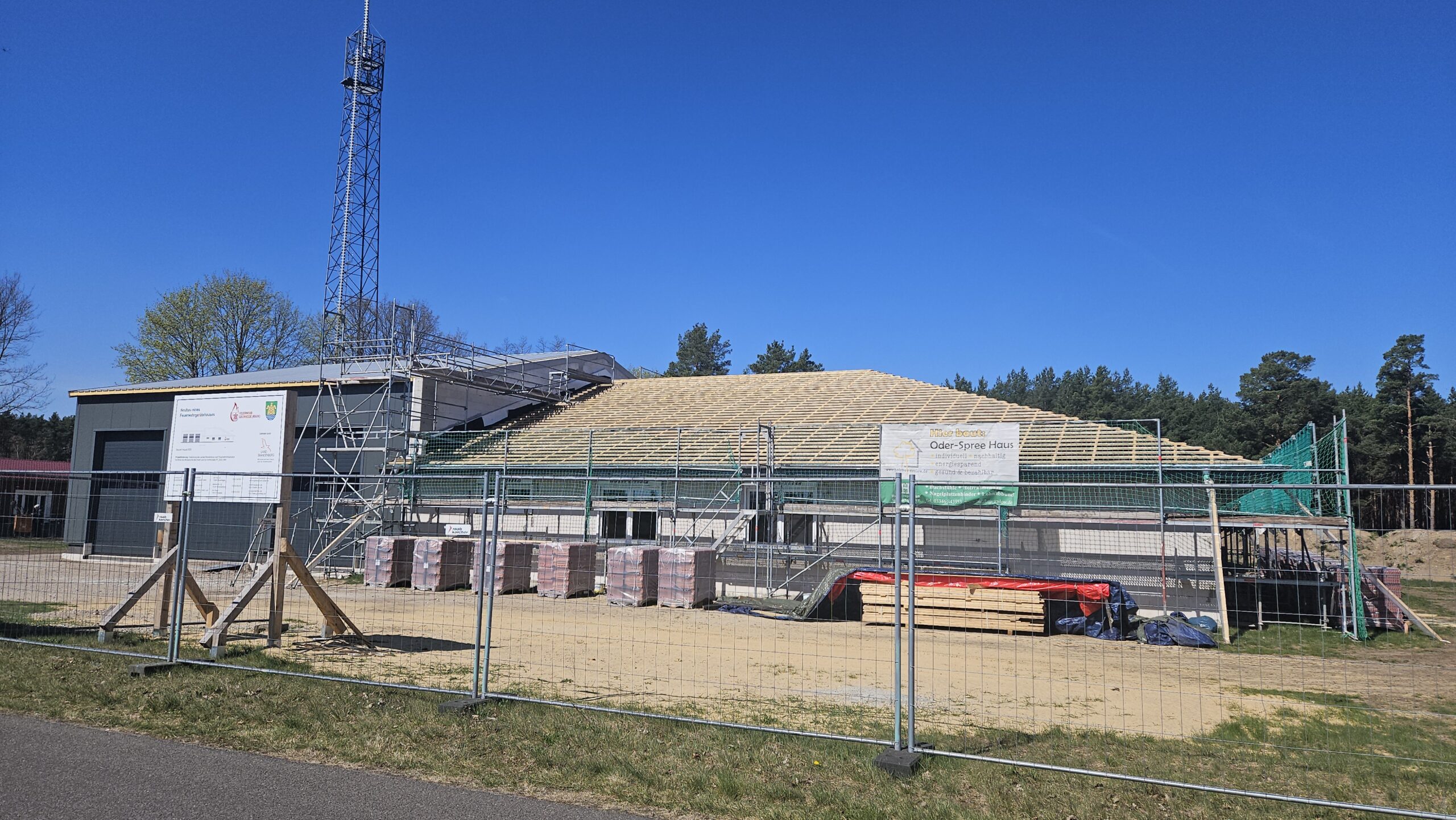 Innenausbau steht bevor: In unmittelbarer Nachbarschaft zum Heimatmuseum in Neu Mönchwinkel wird das Feuerwehrgerätehaus für die neue Ortswehr Neu Mönchwinkel gebaut. Foto: Anke Beißer