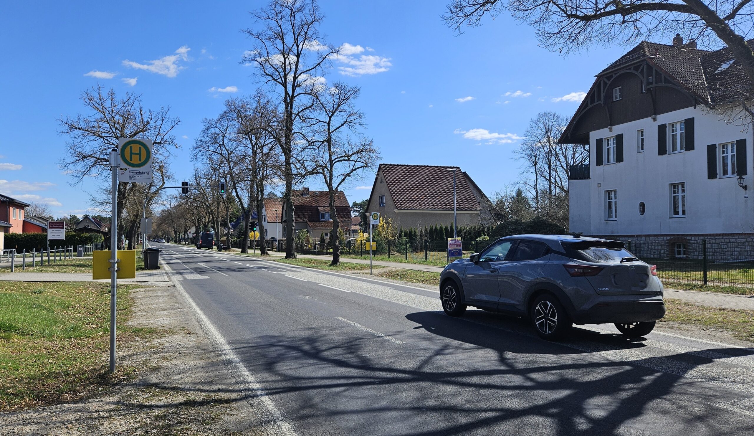 Provisorium soll verschwinden: Der Bau der Bushaltestelle in Höhe Ärztehaus in Hangelsberg soll 2026 geplant und 2027 umgesetzt werden. Foto: Anke Beißer