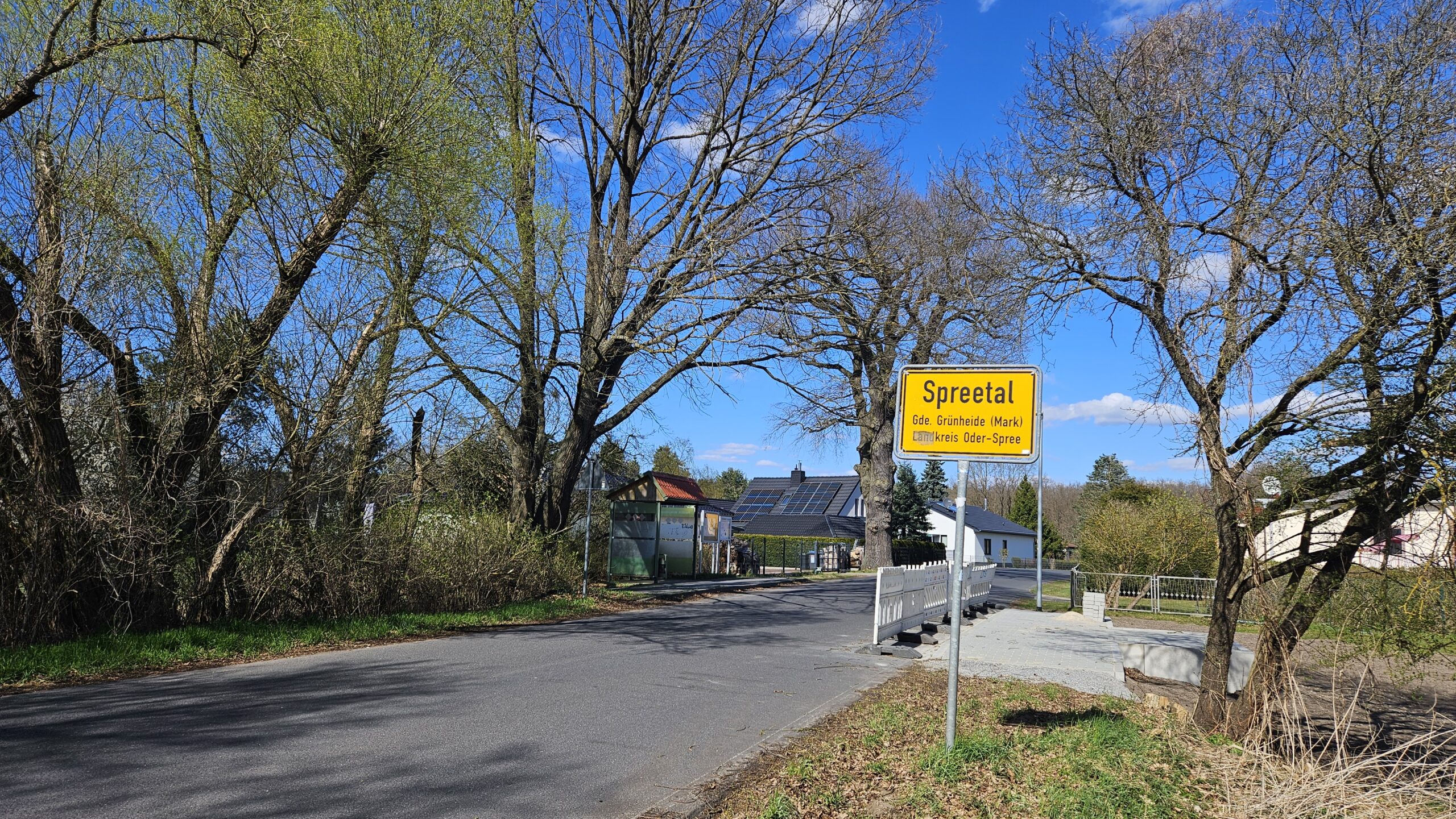 Abschied vom unbefestigten Zustand: Die Bushaltestelle Spreetal (aus Richtung Wulkow) kann jetzt trockenen Fußes benutzt werden. Foto: Anke Beißer