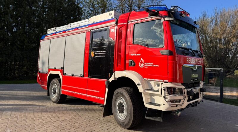 Das neue Feuerwehrauto ist da: Am Dienstag (21. April) ist das Hilfeleistungslöschgruppenfahrzeug (HLF 10) in Kagel angekommen. Foto: Jan Wischnewski