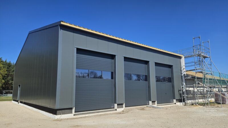 Moderner Bau: Das Feuerwehrgerätehaus in Neu Mönchwinkel, im Vordergrund die Fahrzeughalle, soll bis Mitte September fertig gebaut und ausgestattet sein. Foto: Anke Beißer