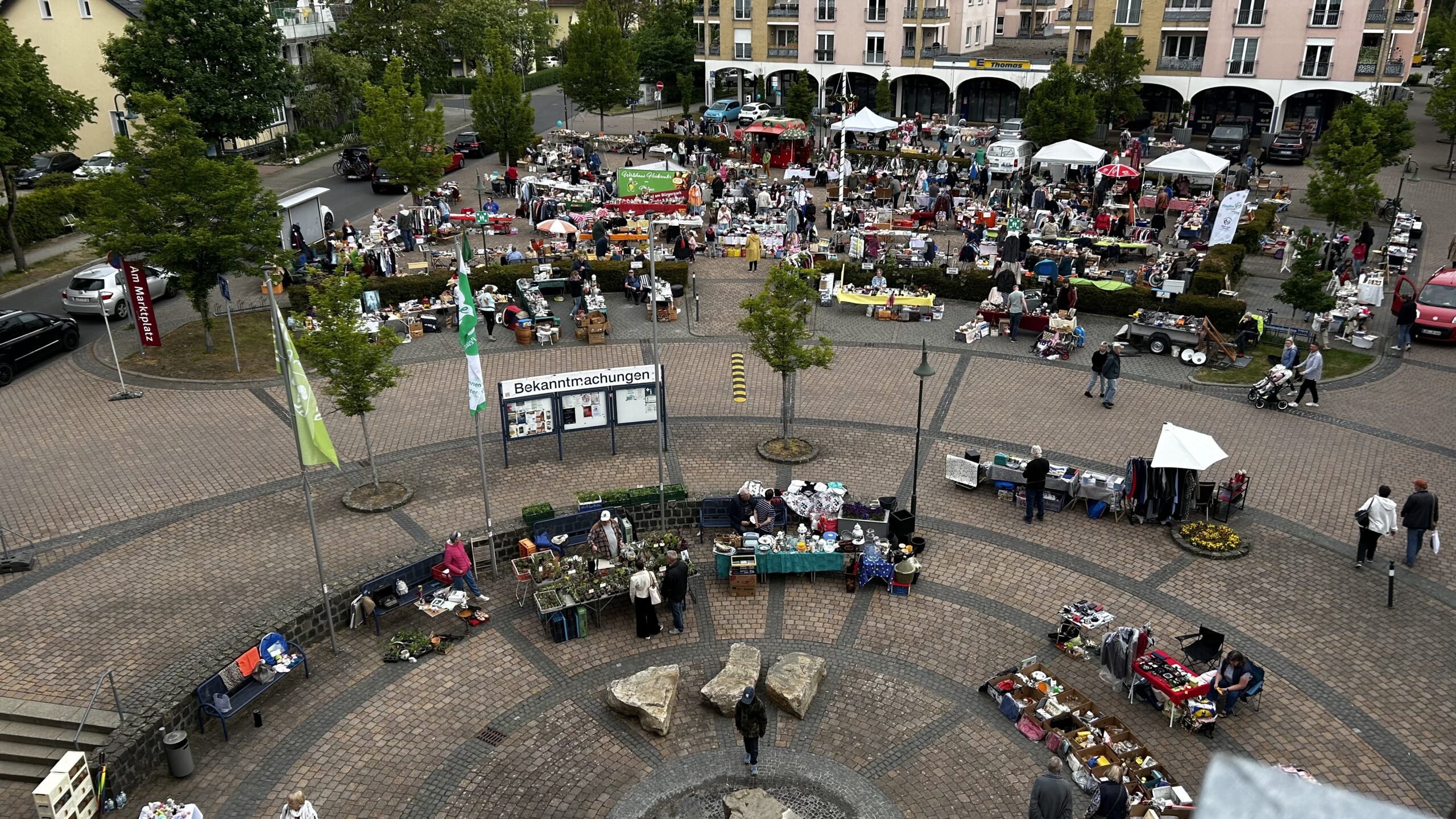 Was Grünheide so alles auf den Dachböden findet: Beim Trödelmarkt unterm Maibaum kann man so einige Schätze finden- oder ein nettes Gespräch. Foto: Pauline Thiel