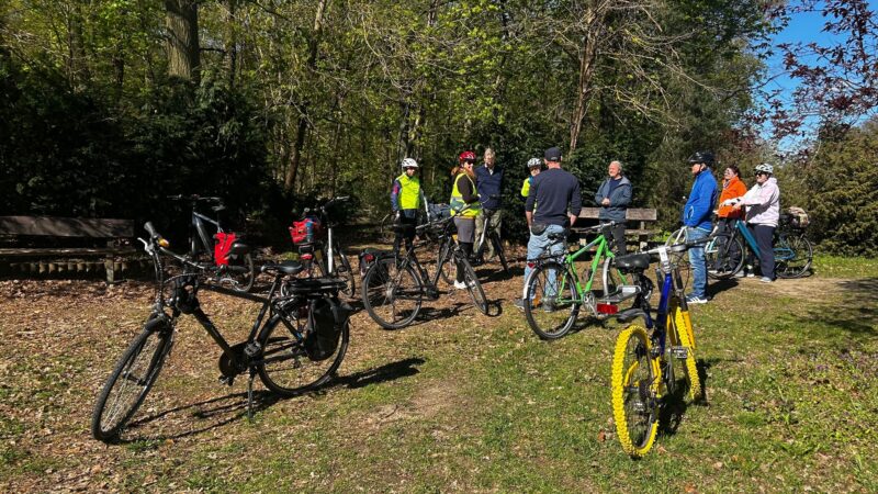 Start am Hangelsberger Bahnhof: Die Teilnehmer versammelten sich bei Sonnenschein und bestens gelaunt am Sonntag (26. April) zu „Grünheide auf Rädern“. Foto: Pauline Thiel