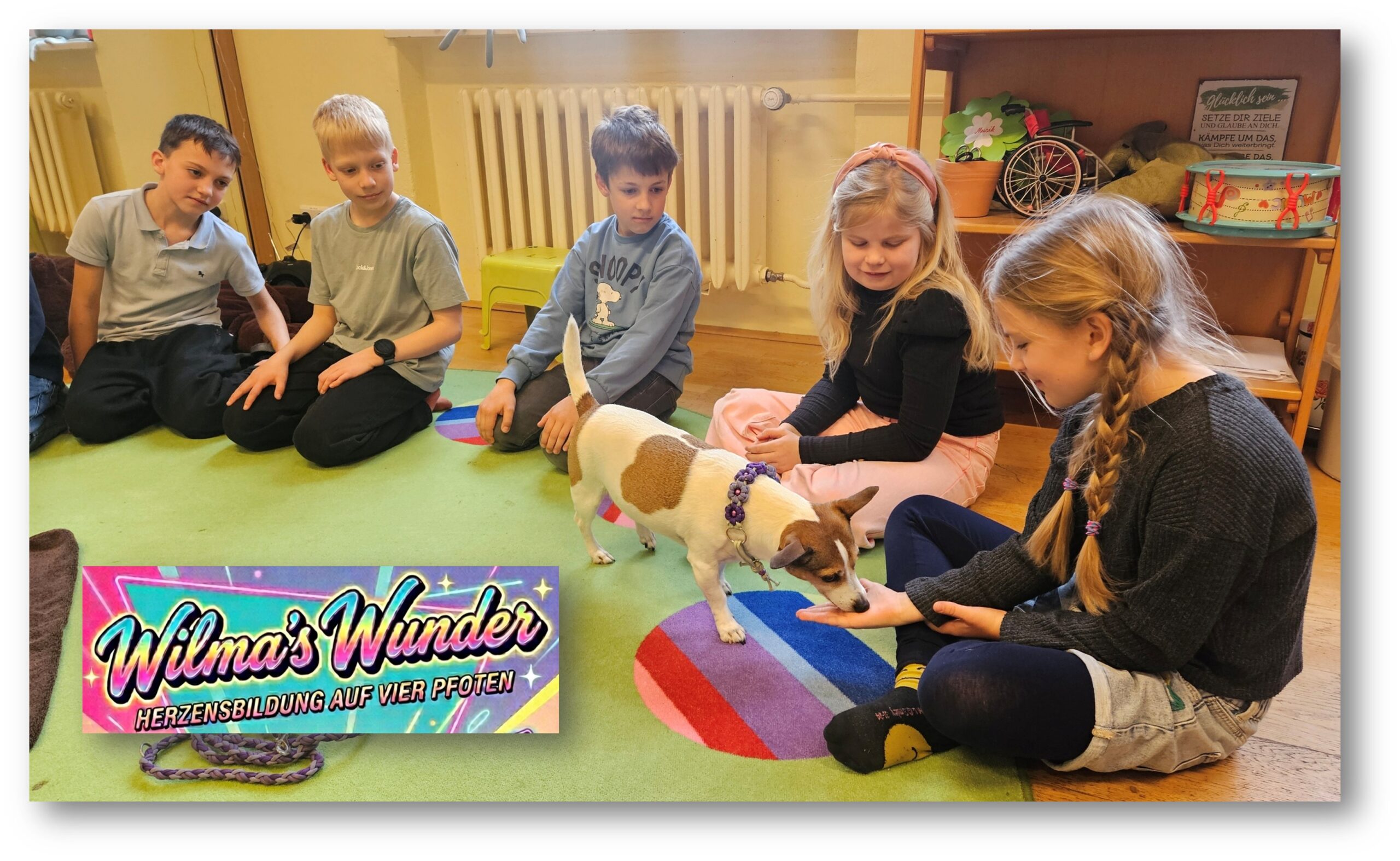 Begrüßungsrunde: Die Jack Russell-Hündin bekommt beim Kennenlernen von jedem Kind ein Leckerli - so nähern sich beiden Seiten an. Foto/Montage: Anke Beißer