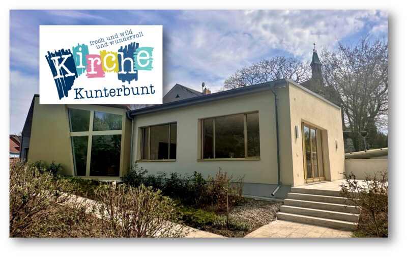 Neues Format: Mit „Kirche Kunterbunt“ geht die Evenagelische Gesamtkirchengemeinde an Löcknitz + Spree neue Wege. Nach der Premiere mit großem Zulauf in Erkner, steht nun am 9. Mai im Gemeindezentrum Grünheide (Karl-Marx-Straße 36) der nächste Termin an. Foto: Anne-Carine Holschuh/Logo: Evenagelische Gesamtkirchengemeinde an Löcknitz + Spree/Montage: Anke Beißer