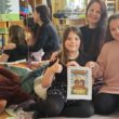 Konfliktlösung auf die friedliche Art: Kinderkoordinatorin Stefanie Höhn ist stolz auf ihre Junior-Kikos Lea und Areti (vorn von links). Die Mädchen kümmern sich im „Raum der Träume“ ums „Entspannen, spielen, Streit schlichten“. Foto: Anke Beißer