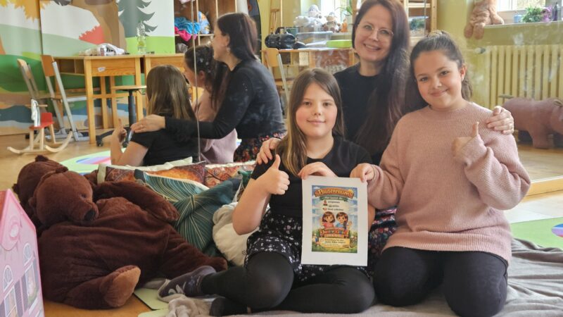 Konfliktlösung auf die friedliche Art: Kinderkoordinatorin Stefanie Höhn ist stolz auf ihre Junior-Kikos Lea und Areti (vorn von links). Die Mädchen kümmern sich im „Raum der Träume“ ums „Entspannen, spielen, Streit schlichten“. Foto: Anke Beißer