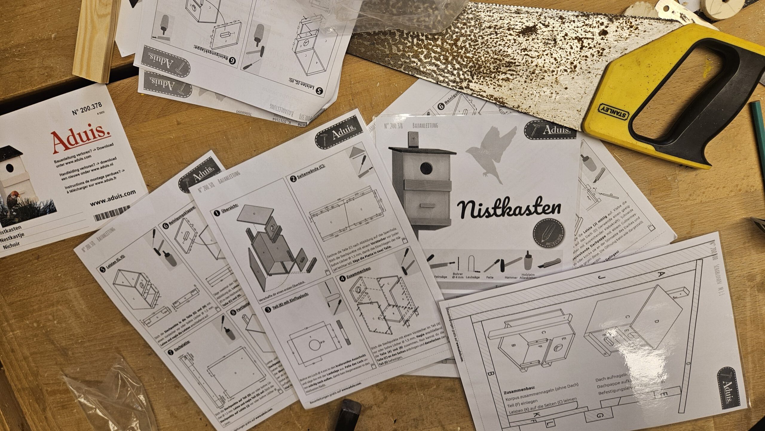 Gar nicht so einfach zu durchschauen: Die Bauanleitung war absolutes Neuland für die Viertklässler. Aber mit ein bisschen Hilfe sind sie daraus schlau geworden. Foto: Anke Beißer