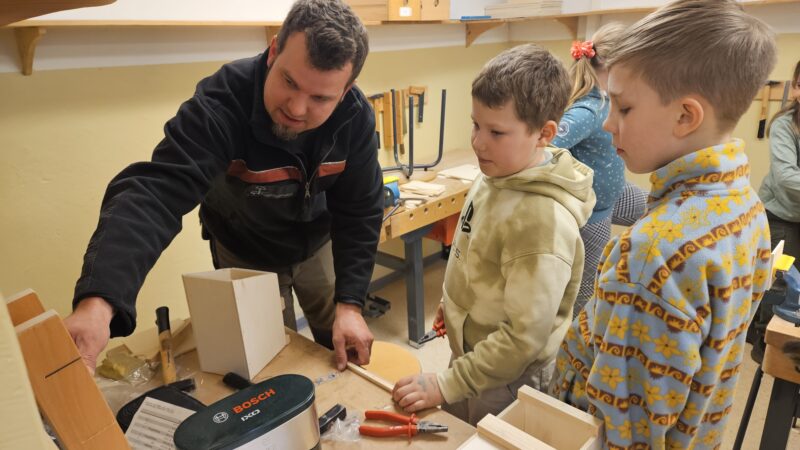 Fleißige Handwerker: Förster Frédéric Wienecke leitet Louis (9) und Maxim (11, von links) beim Bau ihrer Nistkästen an. Foto: Anke Beißer