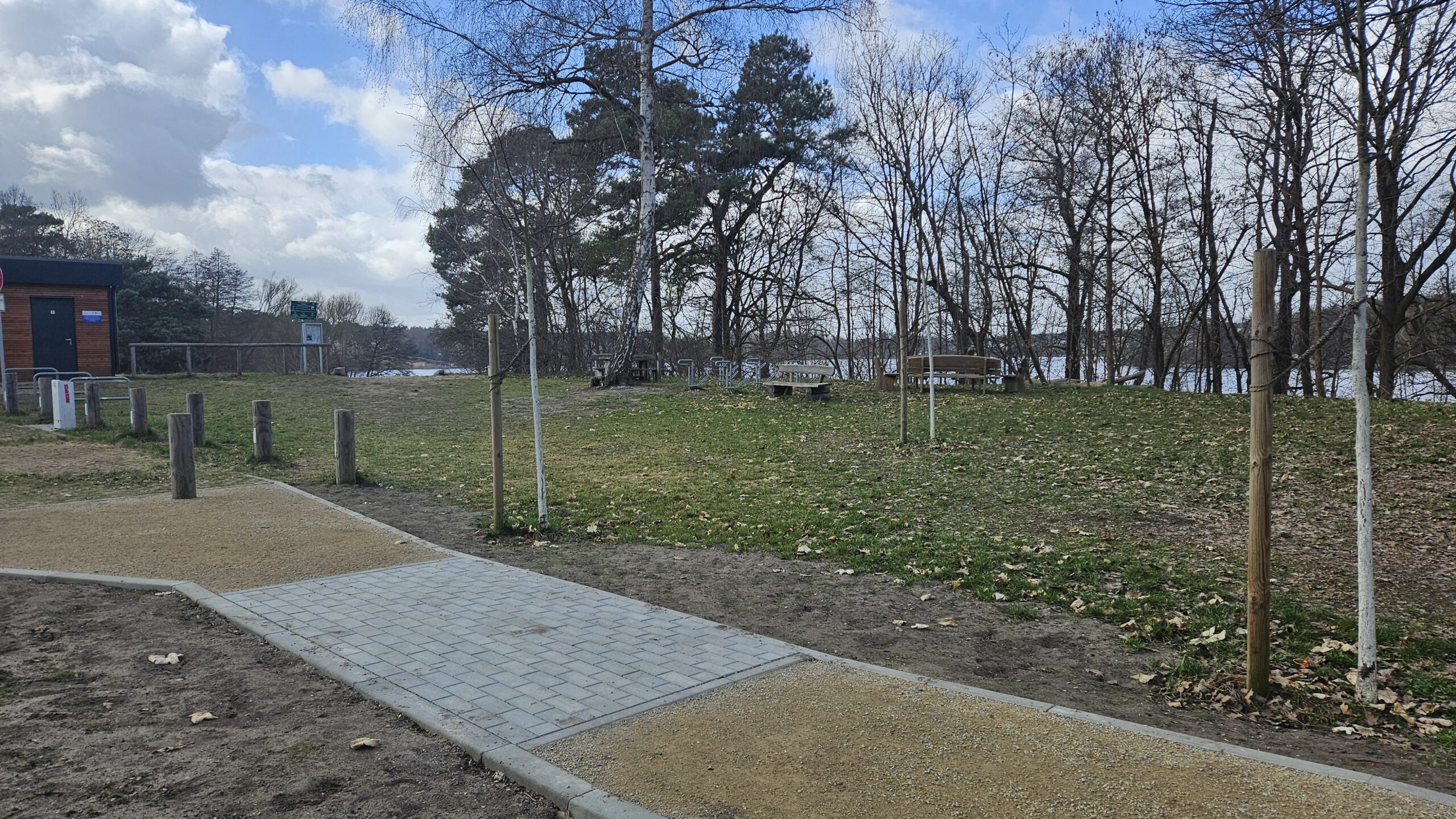 Mehr Sicherheit: Badegäste können jetzt über einen Gehweg vom Parkplatz zum Stand am Peetzsee gelangen. Foto: Anke Beißer