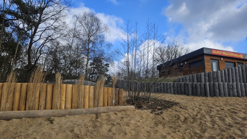 Noch schmucker geworden: Der Peetzsee-Sandtsrand hat jetzt eine Terrasse mit Bank - der perfekte Ort, den Sonnenuntergang zu bewundern. Foto: Anke Beißer