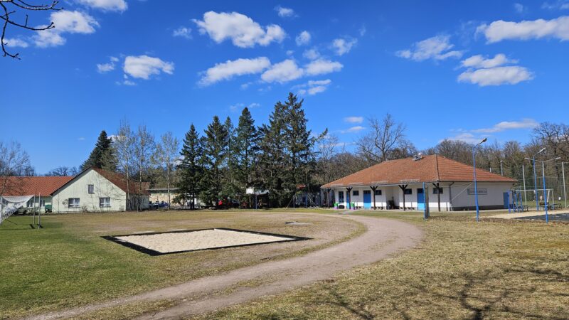 Wartet auf Kunststoffbelag (und Fördermittel): Der Sportplatz in Hangelsberg soll eine Tartan-Laufbahn und eine befestigte Fläche für den Weitsprunganlauf, Kugelstoßen und Basketball bekommen. Foto: Anke Beißer
