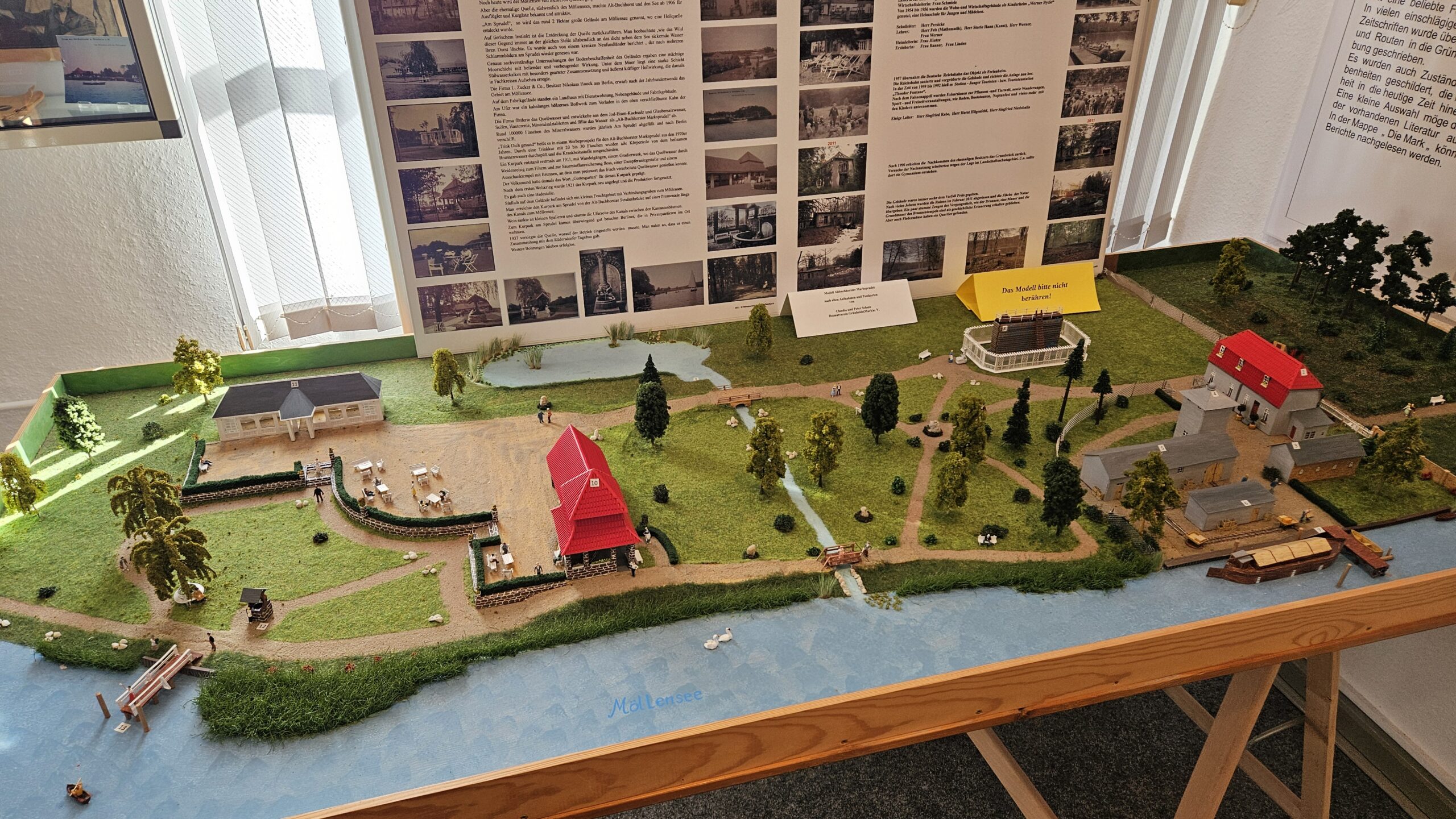 Das erste Modell: der Marksprudel von Altbuchhorst am Ufer des Möllensees - eine 1906 entdeckte und 1937 wieder versiegte Heilquelle, die einst von einer Kuranlage mit Brunnen, Trinkhalle und Wandelgängen umstanden war. Foto: Anke Beißer