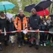 Ganz offiziell eingeweiht: Die Viertklässler der Gerhart-Hauptmann-Grundschule haben am Mittwoch (6. Mai) miterlebt, wie ihre Schulleiterin Sabine Wilde-Balzer, der Leiter des Forstbetriebs Hangelberg Lars Kleinschmidt, sowie Grünheides Ordnungsamtsleiter Nico Bauermeister (von links), das Band durchgeschnitten und den Wanderlehrpfad freigegeben haben. Foto: Anke Beißer