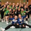 Starkes Jahr: Die Verbandsliga-Meisterinnen vom Grünheider SV jubeln am Sonntag (10. Mai 2026) vor dem letzten Heimspiel in der Löcknitz-Halle mit Medaillen und Pokal über Titel und Aufstieg. Foto: Roland Hanke