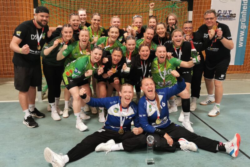Starkes Jahr: Die Verbandsliga-Meisterinnen vom Grünheider SV jubeln am Sonntag (10. Mai 2026) vor dem letzten Heimspiel in der Löcknitz-Halle mit Medaillen und Pokal über Titel und Aufstieg. Foto: Roland Hanke
