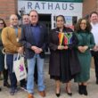 Besuch aus Südafrika: Eine Delegation der Konrad-Adenauer-Stiftung hat im Rahmen ihres Deutschland-Besuchs in Grünheide vorbeigeschaut. Bürgermeister Arne Christiani (Mitte) hieß die Gäste, allen voran Queen Xulu (Mitte rechts), Amtskollegin der Kommunalverwaltung uMlalazi, willkommen. Von Interesse war, welche übertragbaren Erfahrungen die Gemeinde bei der Ansiedlung der Gigafactory Berlin-Brandenburg gesammelt hat. Foto: Anke Beißer