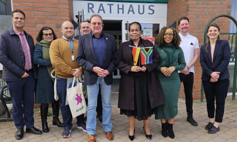 Besuch aus Südafrika: Eine Delegation der Konrad-Adenauer-Stiftung hat im Rahmen ihres Deutschland-Besuchs in Grünheide vorbeigeschaut. Bürgermeister Arne Christiani (Mitte) hieß die Gäste, allen voran Queen Xulu (Mitte rechts), Amtskollegin der Kommunalverwaltung uMlalazi, willkommen. Von Interesse war, welche übertragbaren Erfahrungen die Gemeinde bei der Ansiedlung der Gigafactory Berlin-Brandenburg gesammelt hat. Foto: Anke Beißer