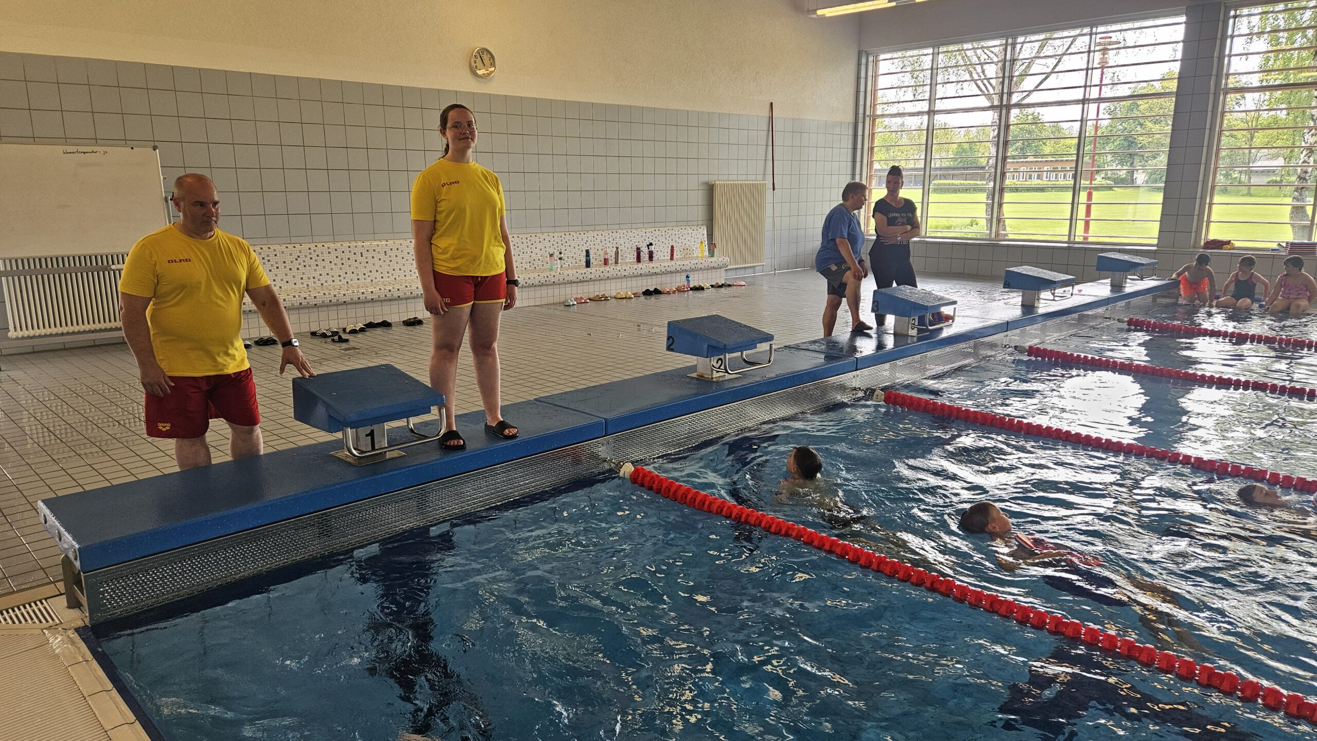 Partner beim Schwimm-Camp in Kienbaum: Heiko Wehrmann und seine Tochter Antonia sind Rettungsschwimmer der DLRG Hennickendorf, die den Unterricht mit insgesamt vier Ehrenamtlern in Kienbaum durchgeführt hat. Foto: Anke Beißer