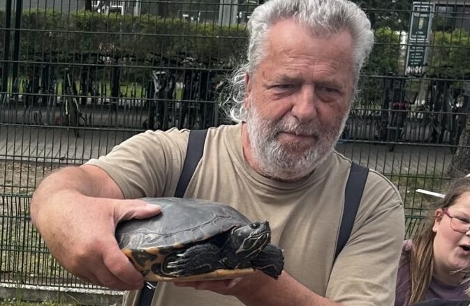 Anna-Sophie zieht ein: Lothar Zywitza hat die Schmuckschildkröte als letztes Panzertier im Beisein der 4a im Sommerquartier auf dem Löcknitzcampus eingesetzt. Foto: Pauline Thiel