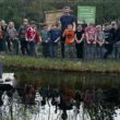 Besonderer Moment: Klasse 4a der Gerhart-Hauptmann-Grundschule durfte beim Einsetzen der letzten Schildkröte dabei sein. Foto: Pauline Thiel
