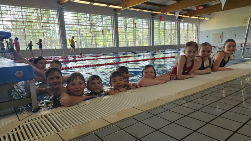 Mit Eifer und Freude im Schwimm-Camp: Die Klasse 3d der Gerhart-Hauptmann-Grundschule gehörte zum zweiten Durchgang. Die Mädchen und Jungen haben wie ihre Mitschüler der Jahrgangsstufe (insgesamt 99 Kinder) aufregende Tage im Olympischen und Paralympischen Trainingszentrum Kienbaum erlebt. Foto: Anke Beißer