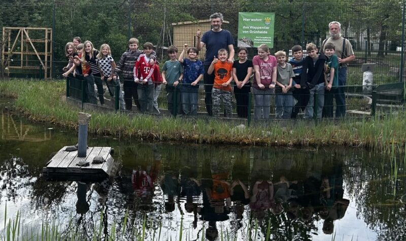 Besonderer Moment: Klasse 4a der Gerhart-Hauptmann-Grundschule durfte beim Einsetzen der letzten Schildkröte dabei sein. Foto: Pauline Thiel