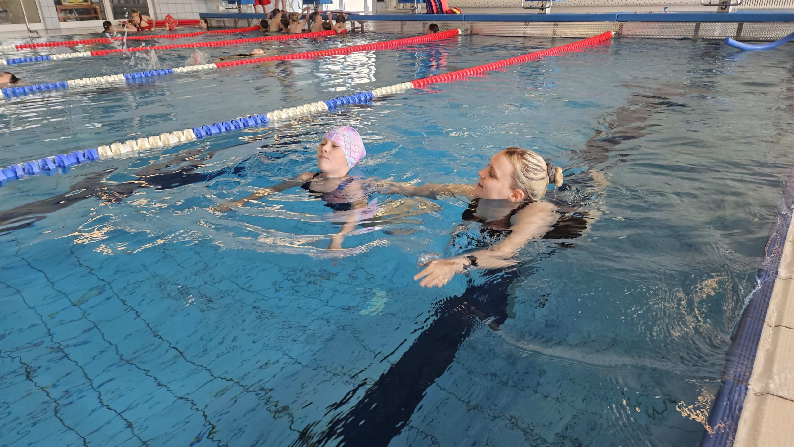 Mutig trotz Unsicherheit: Lina hält sich tapfer über Wasser. Sie wird von Rettungsschwimmerin Josephine Weichert begleitet, motiviert und korrigiert. Foto: Anke Beißer