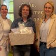 Anerkennung: Mit einem Überraschungsbesuch am Tag der Pflege (12.Mai) zollten Grünheides Sozial-Amtsleiterin Anne-Kathrin Rochow (rechts) und Gleichstellungsbeauftragte Inga Haustein den Pflegeeinrichtungen – wie hier bei Enrico Bartsch, Leiter im Stephanus Seniorenzentrum Grünheide - ihre Wertschätzung für das tagtägliche Engagement. Foto: Gemeinde Grünheide (Mark)