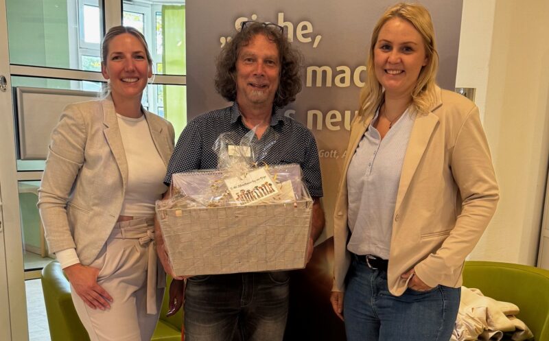 Anerkennung: Mit einem Überraschungsbesuch am Tag der Pflege (12.Mai) zollten Grünheides Sozial-Amtsleiterin Anne-Kathrin Rochow (rechts) und Gleichstellungsbeauftragte Inga Haustein den Pflegeeinrichtungen – wie hier bei Enrico Bartsch, Leiter im Stephanus Seniorenzentrum Grünheide - ihre Wertschätzung für das tagtägliche Engagement. Foto: Gemeinde Grünheide (Mark)