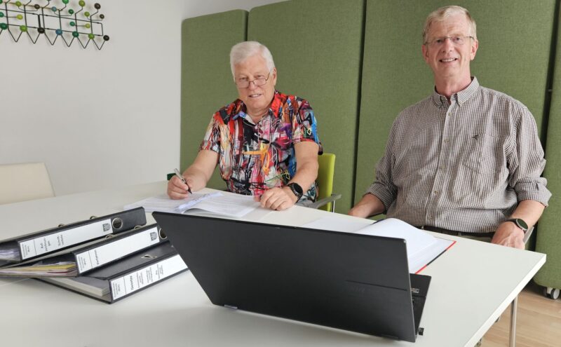 Neu im Ehrenamt: Rainer Callenius (66, rechts) ist Schiedsmann der Gemeinde Grünheide und Gerd Ritter (79) sein Stellvertreter. Foto: Anke Beißer