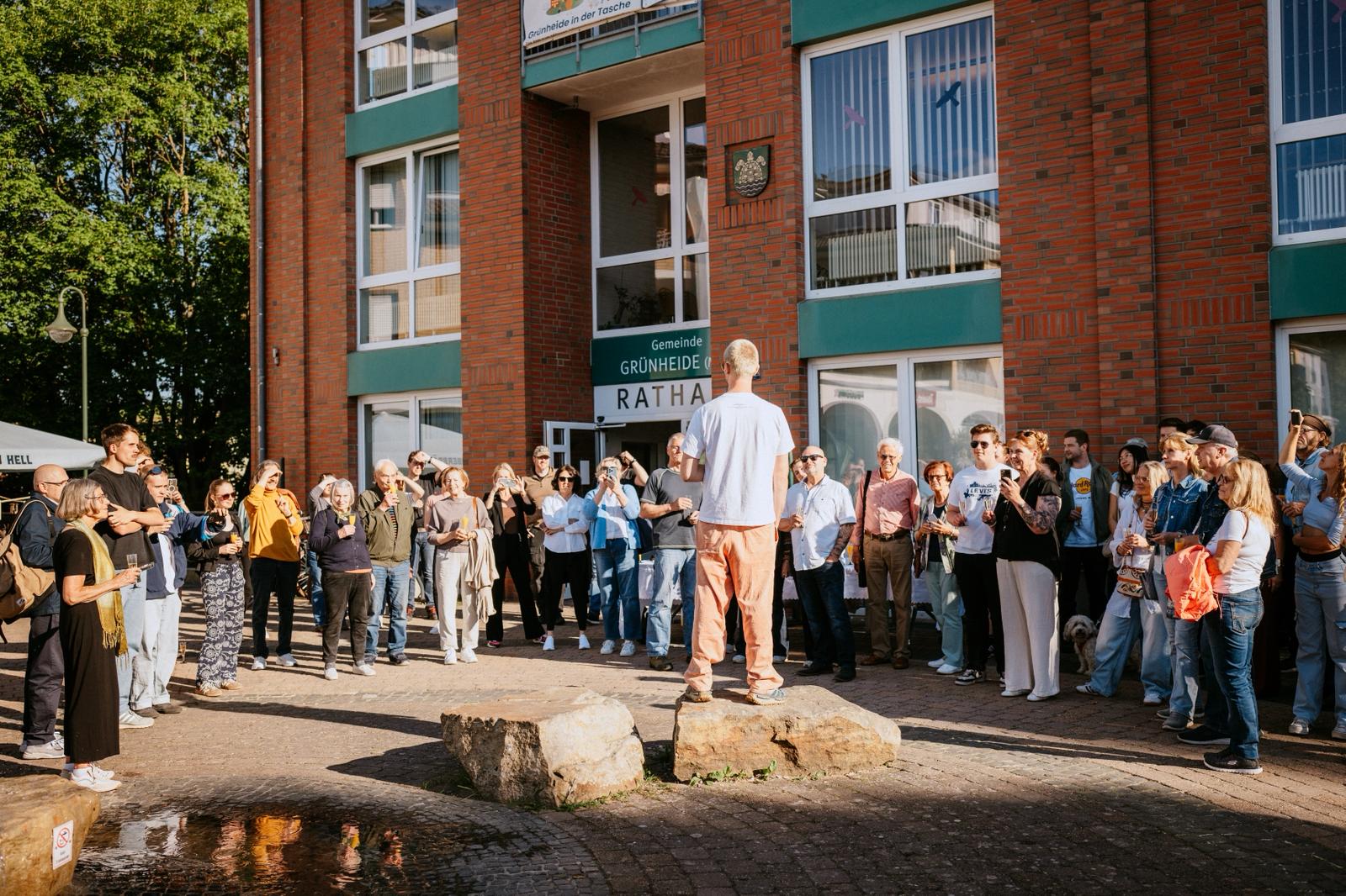 Zur Vernissage des jungen Künstlers wurde der Vorplatz des Rathauses bei bestem Wetter gut genutzt . Foto Wencke Lieber