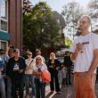 Herzlicher Empfang: Tom Wegener begrüßte die rund 60 Gäste seiner Vernissage am Dienstagabend (19. Mai) mit einer emotionale Rede. Seine erste Ausstellung „Zwischenzustände“ ist nun bis Ende August im Rathaus zu sehen. Foto: Wencke Lieber