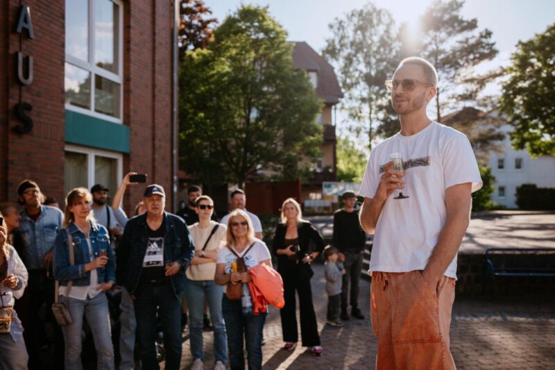 Herzlicher Empfang: Tom Wegener begrüßte die rund 60 Gäste seiner Vernissage am Dienstagabend (19. Mai) mit einer emotionale Rede. Seine erste Ausstellung „Zwischenzustände“ ist nun bis Ende August im Rathaus zu sehen. Foto: Wencke Lieber