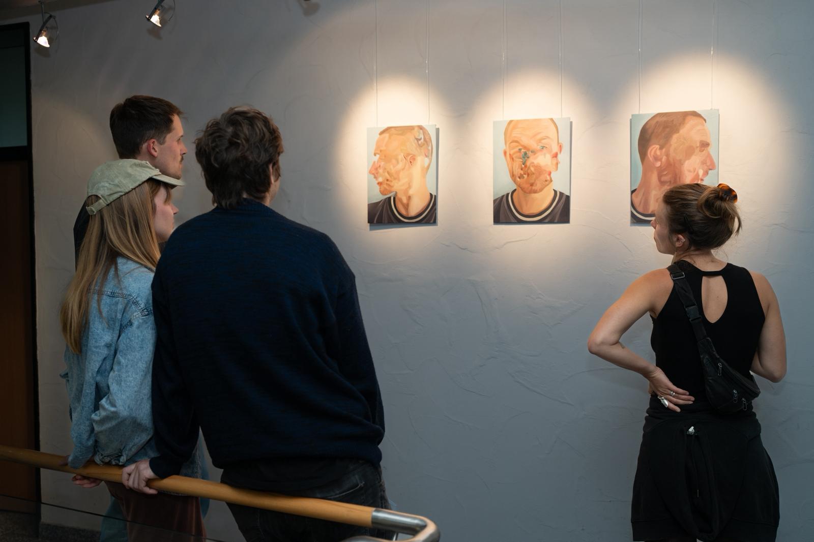 Tom drückt mit seinen Kunstwerken Freiheit in Form von freien Formen, Farben und Strukturen aus. Foto: Wencke Lieber