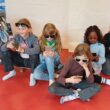 „Die heutige Jugend“: Sie spielt eine Rolle im neuen Hort-Musical - und da darf das Handy natürlich nicht fehlen. Foto: Iris Maschlonkowsi