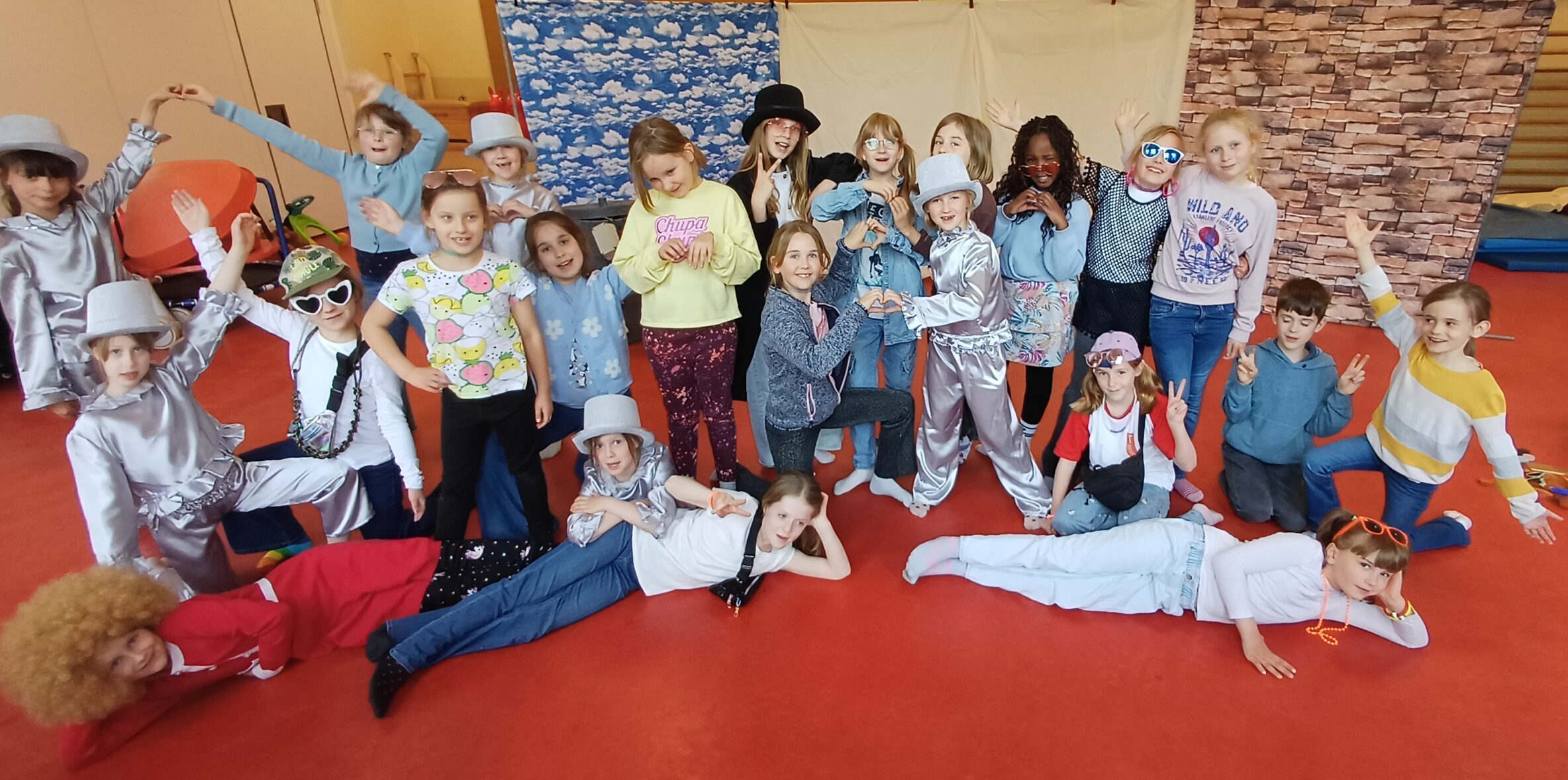 Fiebern der Premiere entgegen: 26 Hortkinder der 1. bis 4. Klasse haben erneut ein Musical einstudiert. Foto: Iris Maschlonkowski