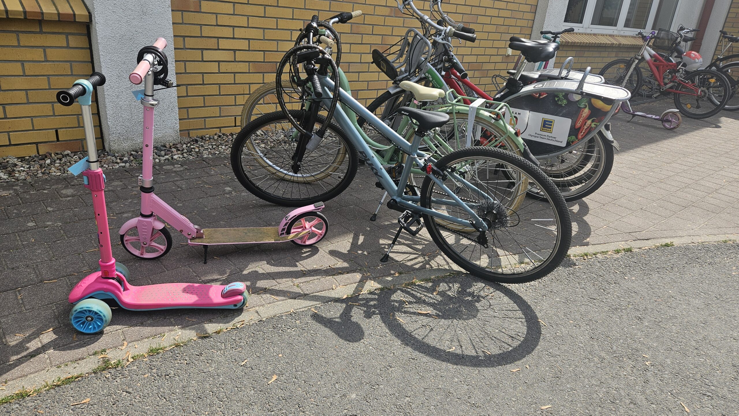 Mobil im Trainingszentrum unterwegs: Weil es recht lange Wege zu bewältigen gab, haben die Kinder zwischen Quartier und Schwimmhalle Roller und Fahrräder genutzt. Foto: Anke Beißer
