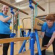 Vorbereitung: Jeden Freitag bauen Julia Galow (links) und Silvia Pawlowsky in der kleinen Löcknitzhalle verschiedene Parcours für den Eltern-Kind-Sport auf. Foto: Anke Beißer