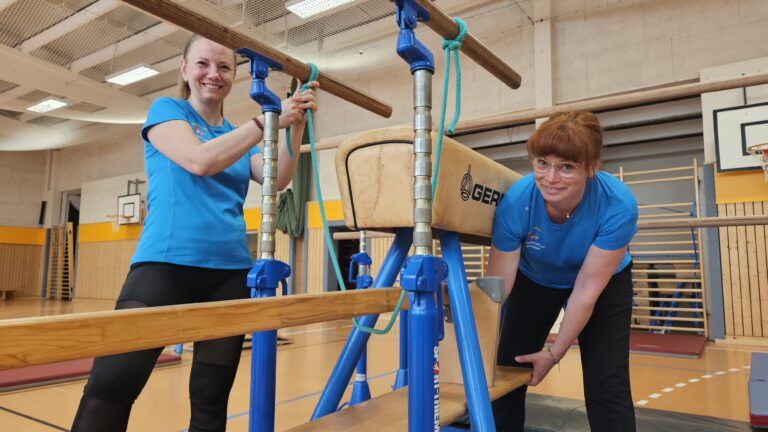 Vorbereitung: Jeden Freitag bauen Julia Galow (links) und Silvia Pawlowsky in der kleinen Löcknitzhalle verschiedene Parcours für den Eltern-Kind-Sport auf. Foto: Anke Beißer