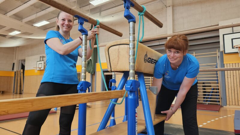 Vorbereitung: Jeden Freitag bauen Julia Galow (links) und Silvia Pawlowsky in der kleinen Löcknitzhalle verschiedene Parcours für den Eltern-Kind-Sport auf. Foto: Anke Beißer