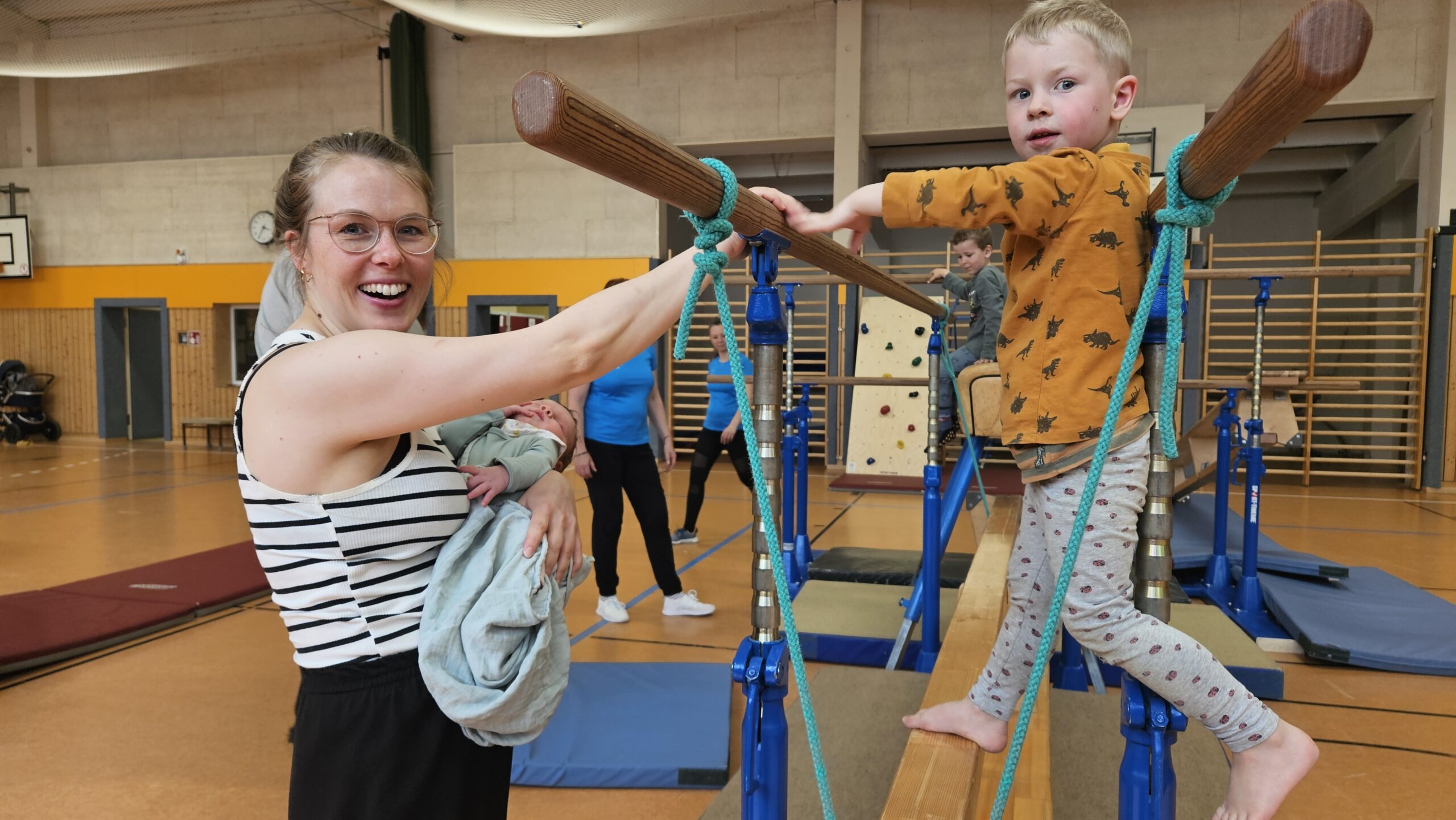 Sind begeistert vom „Indoor-Spielplatz“: Silvana Ziebarth besucht regelmäßig mit ihrem Sohn Emil (3) das Sportangebot. Seit wenigen Woche ist auch Töchterchen Elena mit dabei. Foto: Anke Beißer