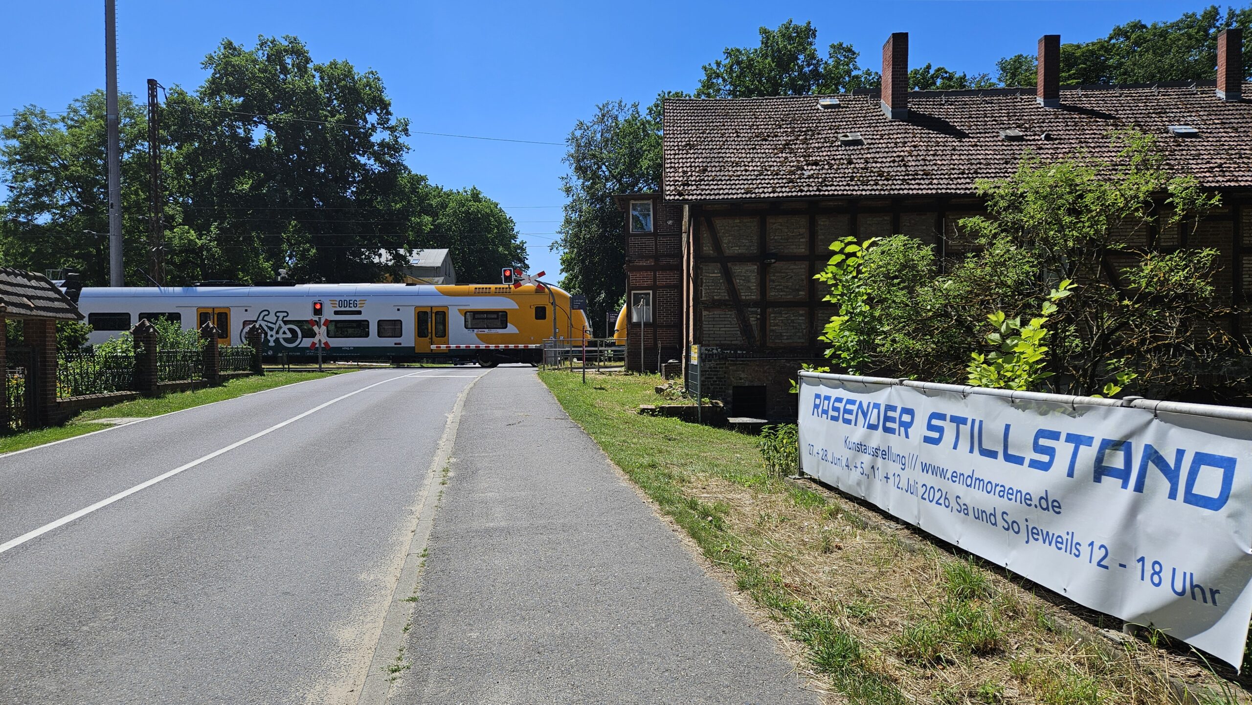 „Rasender Stillstand“: Der Gegensatz von vorbeidonnerndem Zug und verlassenem Bahnhofsgebäude hat den Verein Endmoräne zu seiner Sommerwerkstadt inspiriert. Die Arbeiten der Künstlerinnen sind ab Samstag (27. Juni) im historischen Bahnhof Hangelsberg zu sehen. Foto: Anke Beißer