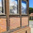 „Sehnsucht ist ihr eigene Ziel“: Das Dachsteingebirge als lokalisierter Sehnsuchtsort hat Michaela Nasoetion aus Berlin zu einem Oktagon inspiriert, dass in die Fensterfront des Bahnhofsgebäudes Einzug gehalten hat. Grundlage für das Werk ist eine 2022, durch die Künstlerin selbst aufgenommene Fotografie. Foto: Anke Beißer